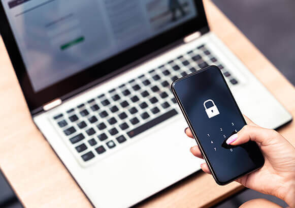 Someone looking at his phone with a Lock Screen