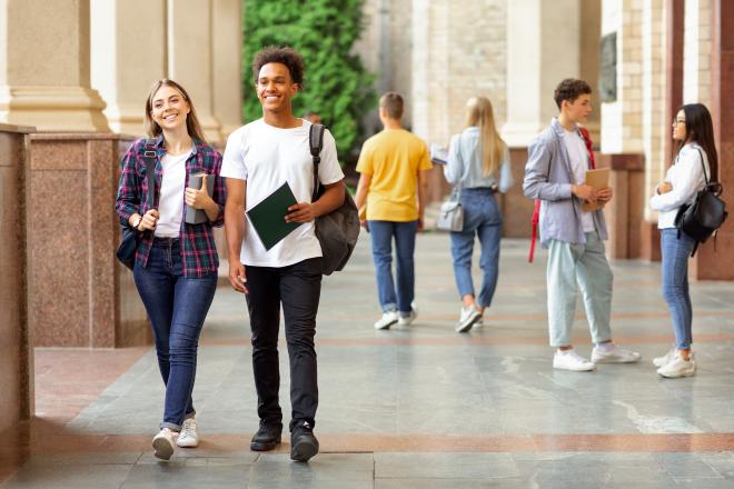 Zwei Studenten gehen spazieren
