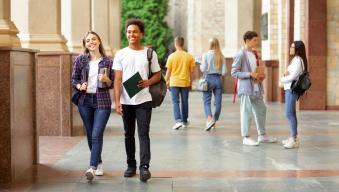 Zwei Studenten gehen spazieren