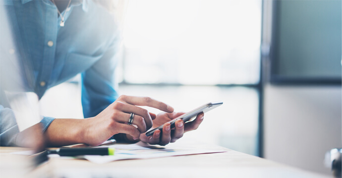 Quelqu'un regardant son telephone