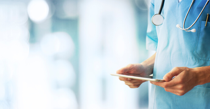 Un personnel medical regardant une tablette