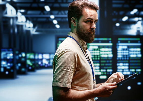 Un homme travaillant dans une salle de serveurs