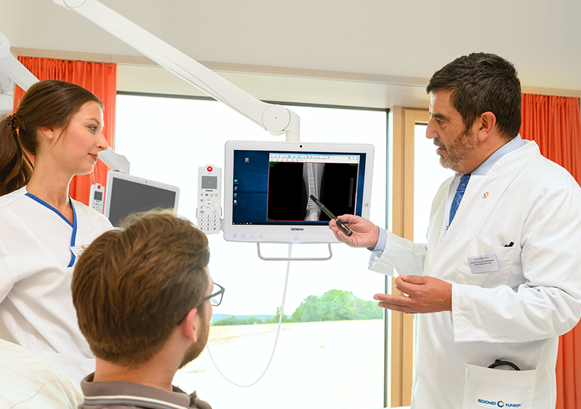 Docteurs regardant un scanner