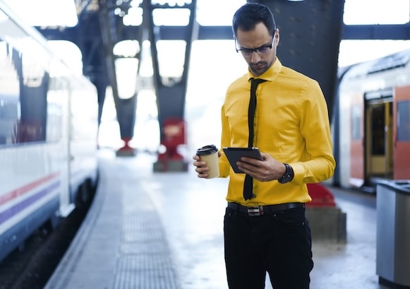 Quelqu'un regardant son telephone sur un quai de gare