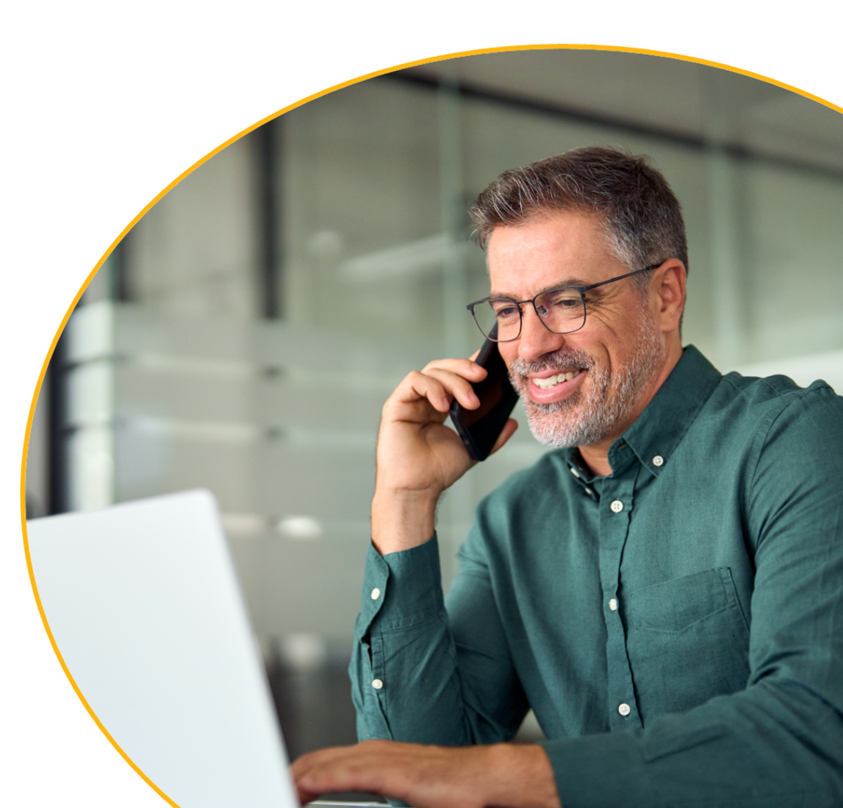 homme souriant au telephone