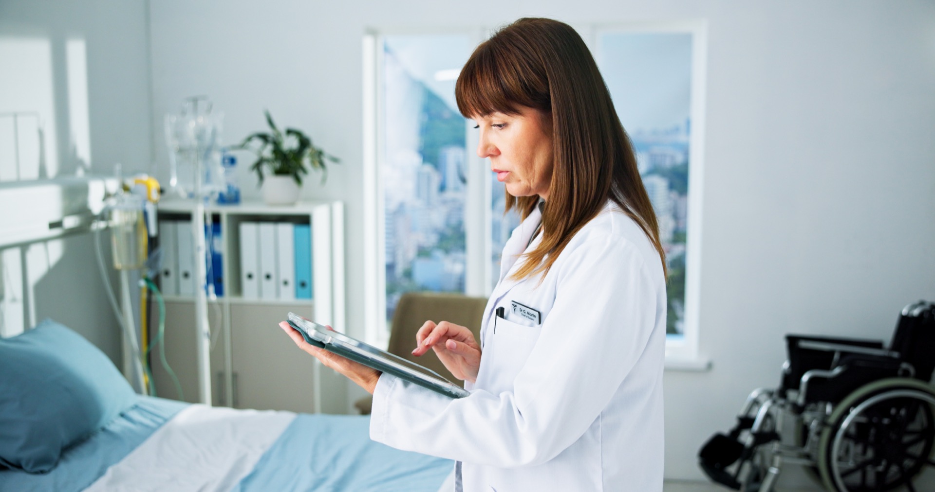 Personnel clinique consultant un appareil mobile