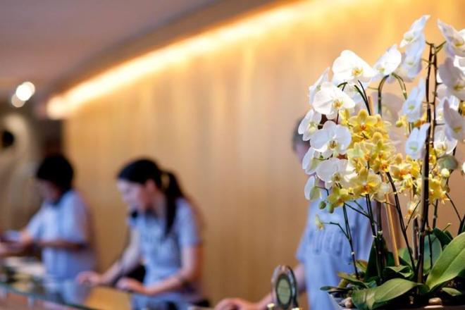 photo-header-hospitality-blurred-front-desk