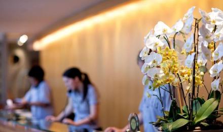photo-header-hospitality-blurred-front-desk