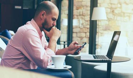 photo-man-in-coffee-shop