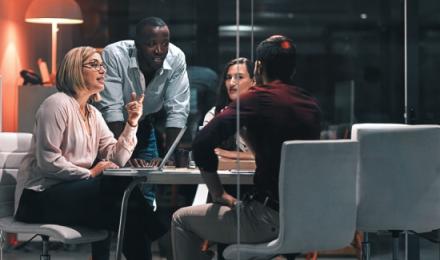 Un groupe de personnes parlant autour d'une table dans un bureau