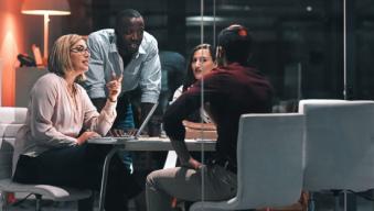Un groupe de personnes parlant autour d'une table dans un bureau